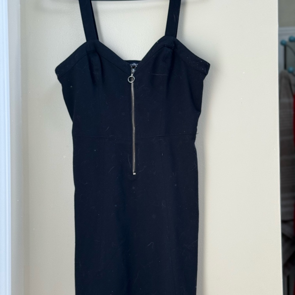 Elegant Black Dress with Zipper Detail
